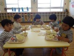 給食を食べる3歳児