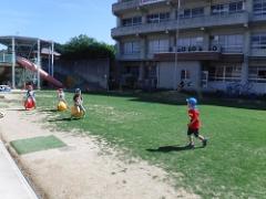 芝生で遊ぶ幼児