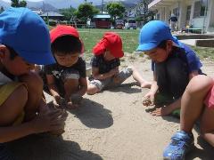 泥団子を作る4,5歳児
