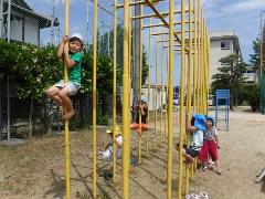 小学校の遊具で遊ぶ幼児