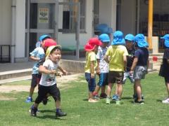 芝生で遊ぶ幼児