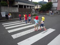 横断歩道を渡る幼児