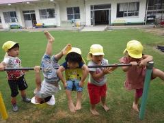 鉄棒で遊ぶ幼児