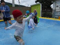 水遊びをする幼児