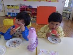 スイカを食べる幼児