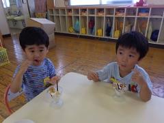 おやつを食べる幼児