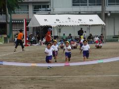 かけっこをする幼児