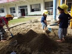 砂場で遊ぶ幼児
