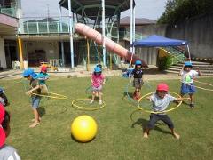 フープで遊ぶ幼児