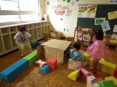 お化け屋敷ごっこをする3歳児