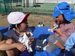 焼き芋を食べる子どもたち