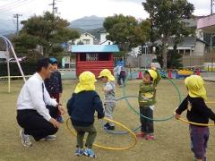 フープをする幼児