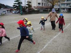 マラソンをする幼児