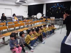 おはなし会に参加する幼児