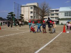 マラソンをする幼児