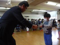 賞状をもらう幼児