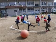 ボール遊びをする幼児