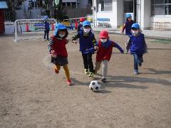 サッカーをする幼児