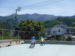 キックバイクで遊ぶ幼児