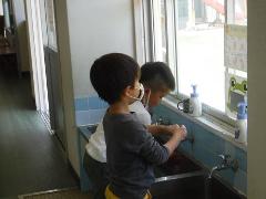 手洗いをする幼児