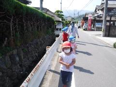 道路を歩く様子