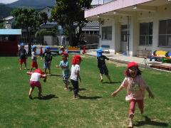 水で遊ぶ幼児