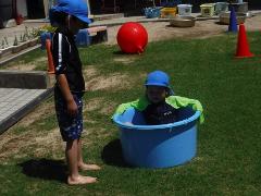 水遊びをする幼児