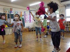 踊りを楽しむ幼児