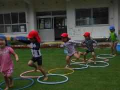 芝生で遊ぶ幼児