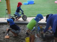 園庭で遊ぶ幼児