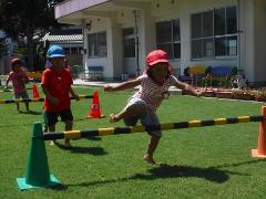 運動遊びをする幼児