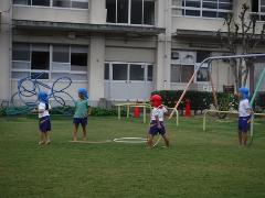 フープで遊ぶ幼児