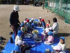 焼き芋を食べる子どもたち