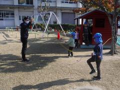 縄跳びをする幼児