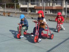 三輪車で遊ぶ幼児たち