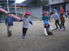 園庭で遊ぶ幼児