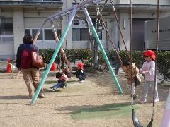 園庭で遊ぶ幼児