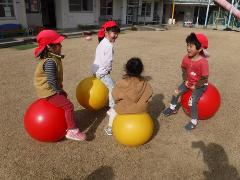 園庭で遊ぶ幼児