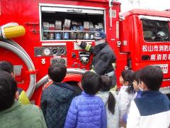 消防車を見せてもらう幼児たち