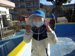 氷を見付けた幼児