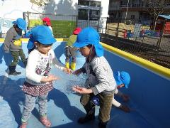 氷で遊ぶ幼児