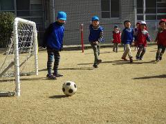 サッカーをする幼児