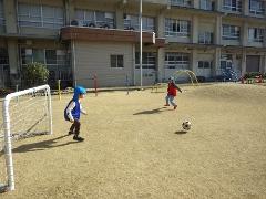 サッカーをする5歳児