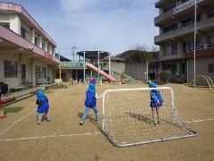 サッカーをする幼児