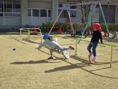 一輪車をする幼児