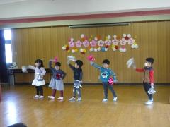 ダンスをする4歳児