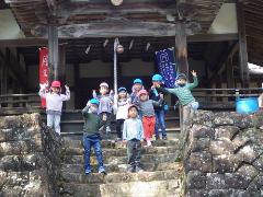 神社の前で