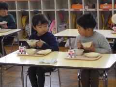 給食を食べる幼児