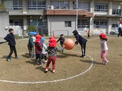 5年生と遊ぶ幼児たち