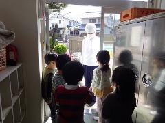 給食の人にお礼を言う4歳児